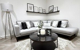 The Manchester Haven Sleeps 10 Near City Centre Breakfast Hamper Included